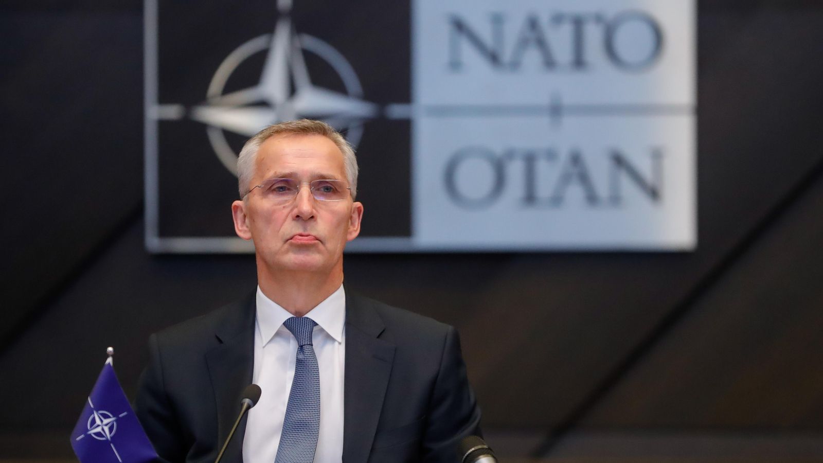 El secretari general de l'OTAN durant la cimera extraordinària amb els membres El secretari general de l'OTAN durant la cimera extraordinària amb els seus membres
