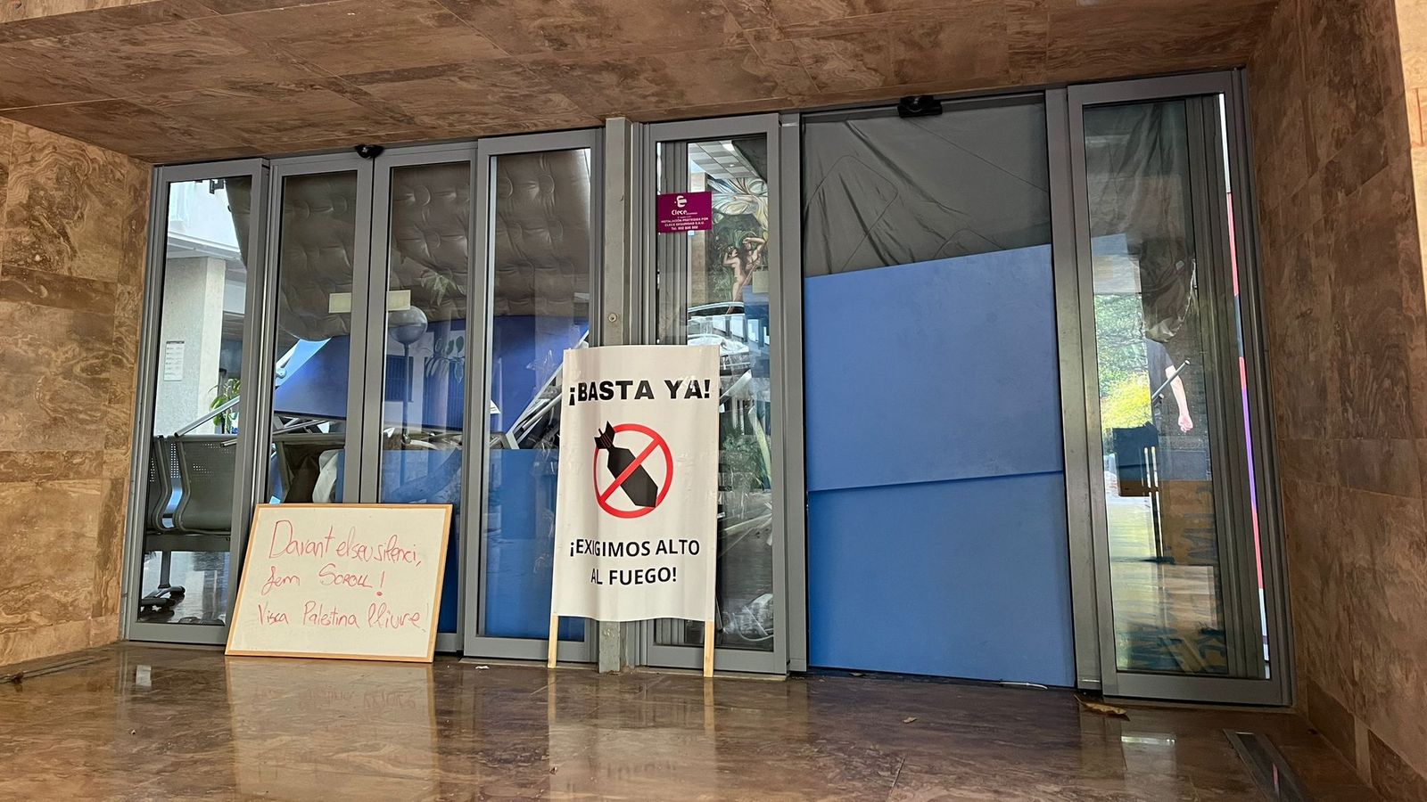 Una de les portes d'accés a la facultat on s'ha tancat l'alumnat de la UV