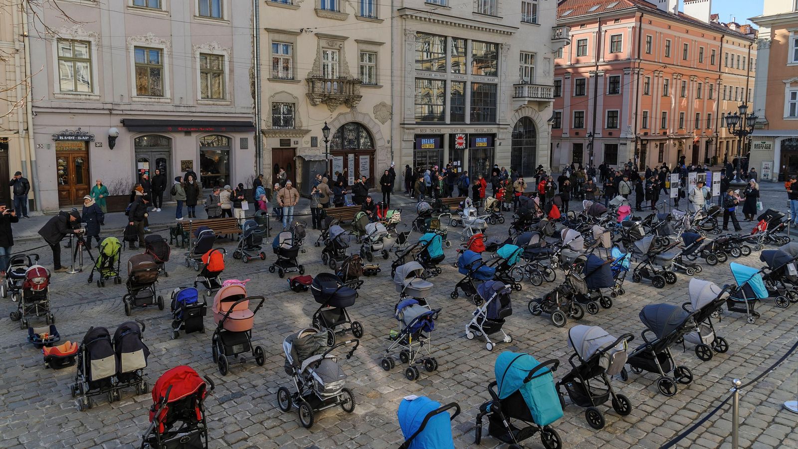 Cotxets buits a Lviv com a símbol dels xiquets i xiquetes morts a la guerra d’Ucraïna