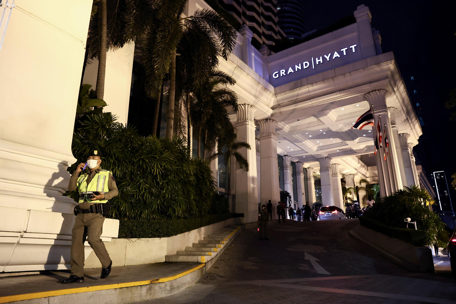 Un agent qustodia l'accés a l'hotel en què s'allotjaven les víctimes