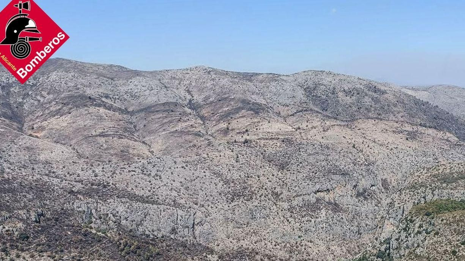 Vista aèria de llomes calcinades en l'incendi de Vall d'Ebo