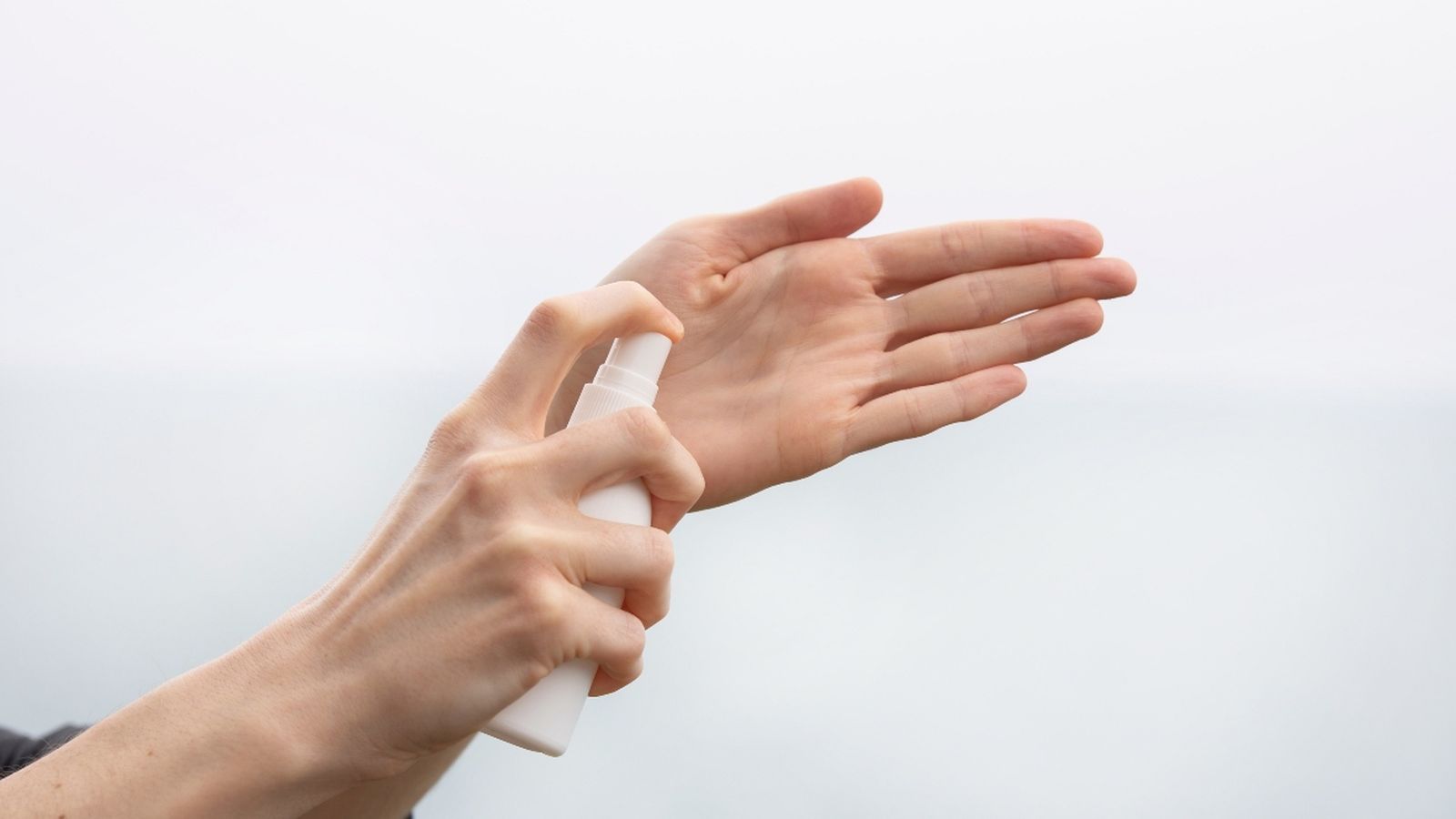 Una persona aplicant-se gel hidroalcohòlic