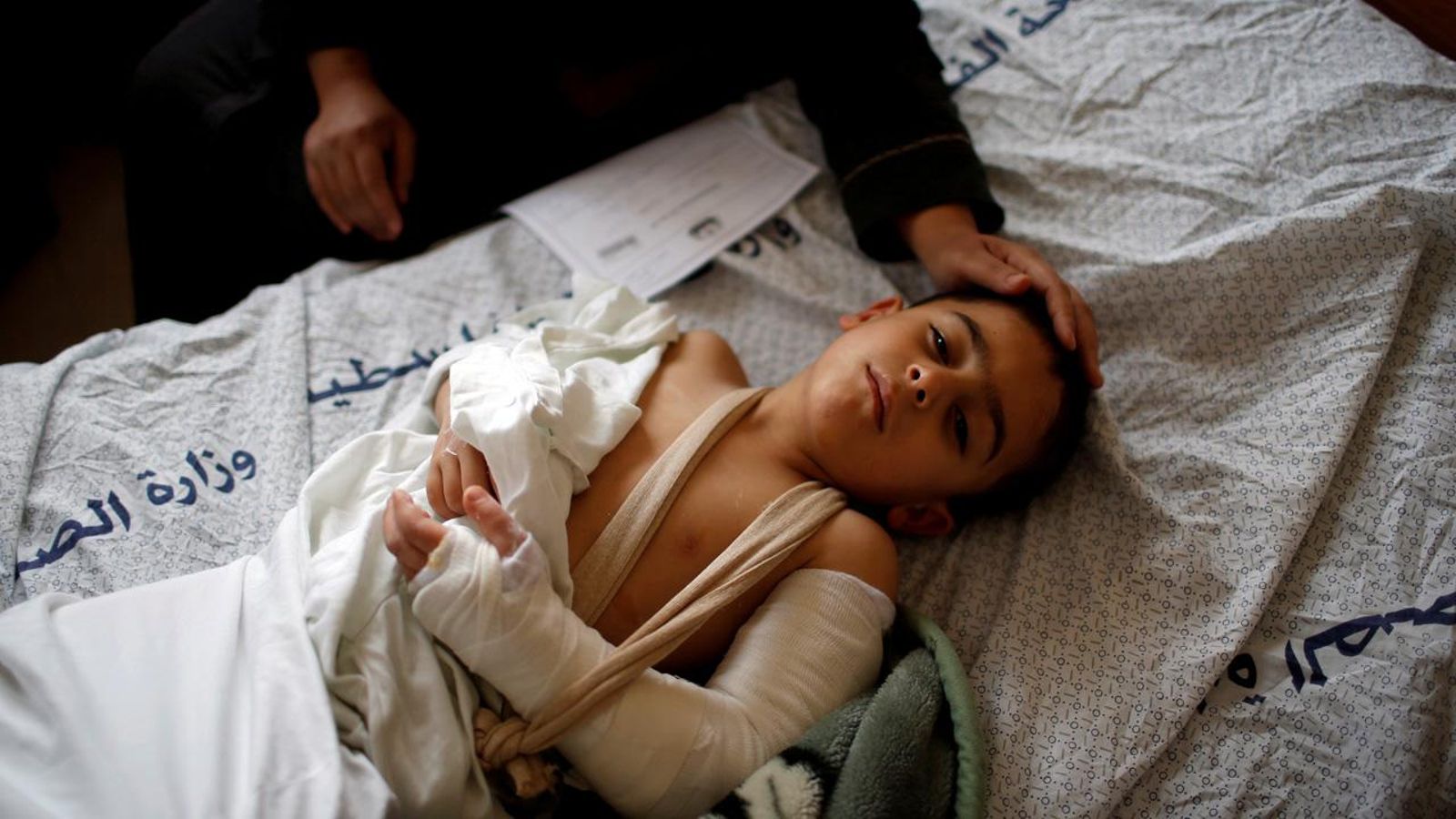 Un xiquet ferit durant les protestes a la frontera entre Gaza i Israel a l'hospital d'al-Shifa