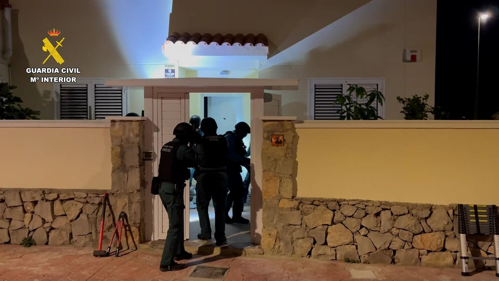 Els agents entren en una de les cases vinculades amb l'operatiu