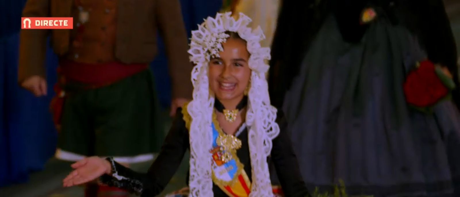 Leire Arellano, bellea del foc infantil, ofrena el ram a la Mare de Déu del Remei