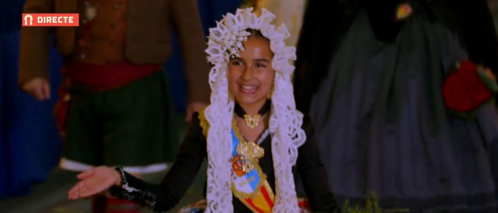 Leire Arellano, bellea del foc infantil, ofrena el ram a la Mare de Déu del Remei