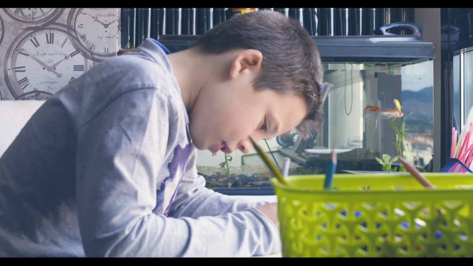 Àlvar, quan protagonitza el documental, és un xiquet de nou anys diagnosticat amb TEA