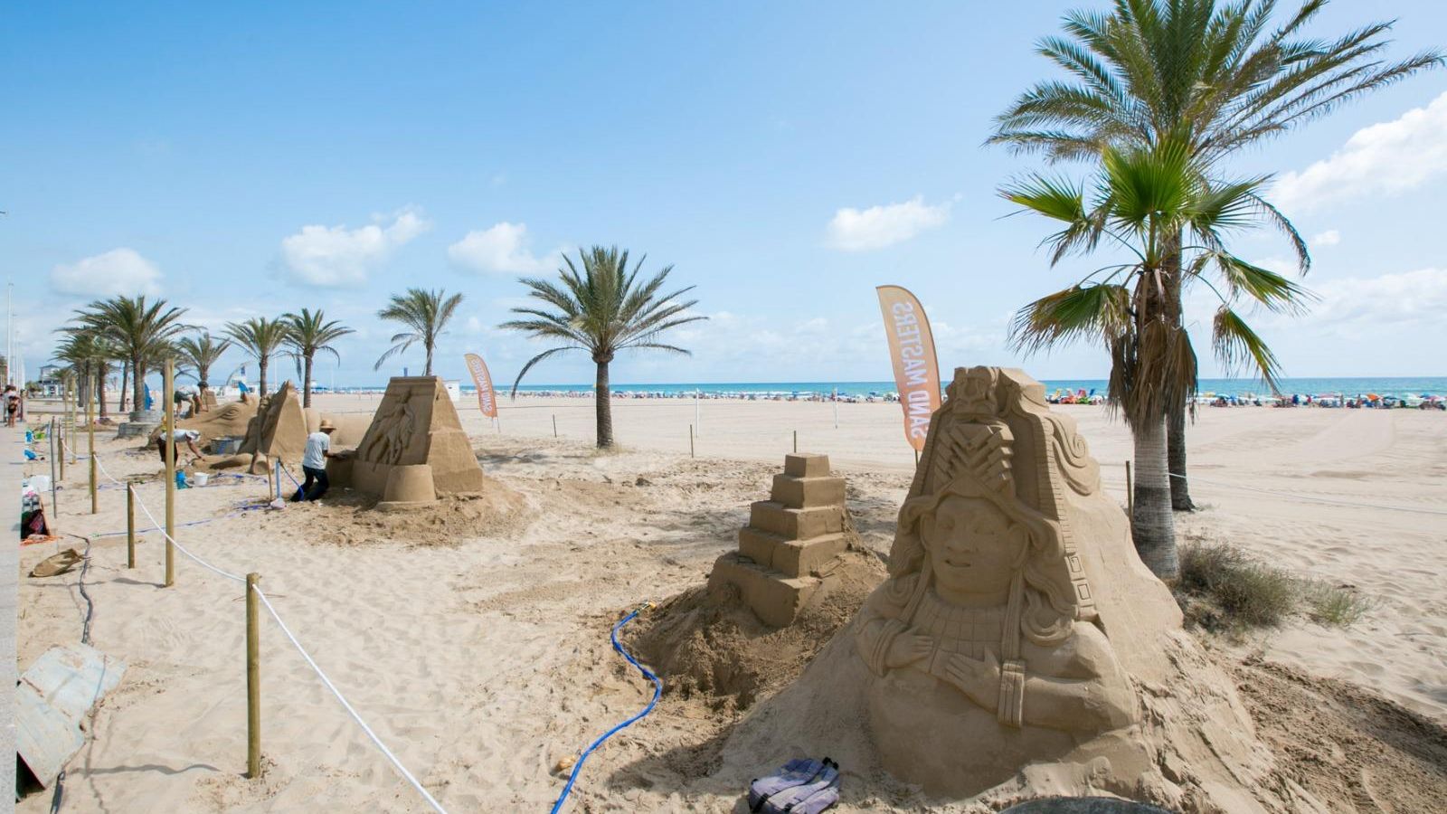 Els cinc monuments a la platja de Gandia