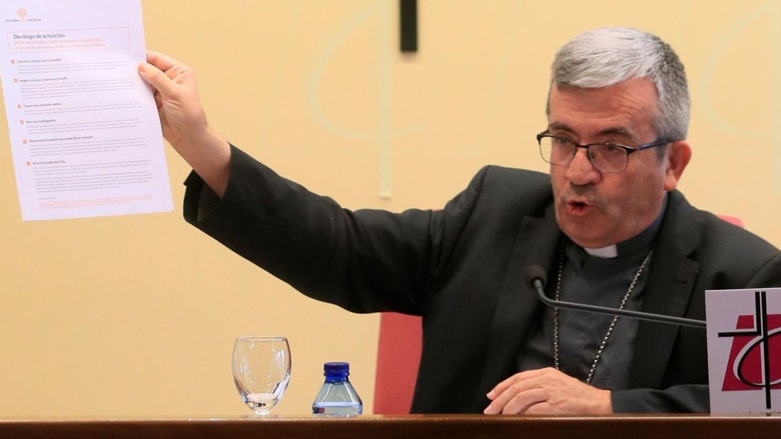 El secretari general de la Conferència Episcopal, Luis Argüello, durant la roda de premsa