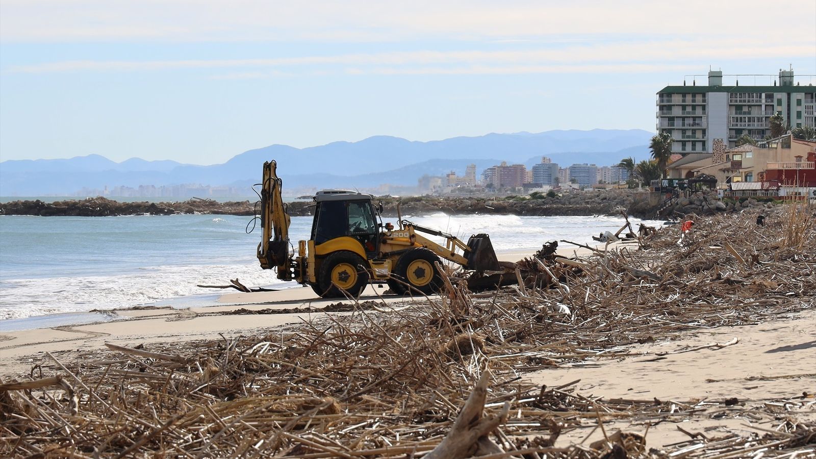 Imatge d'arxiu de la retirada dels residus deixats per la dana a les platges de Cullera