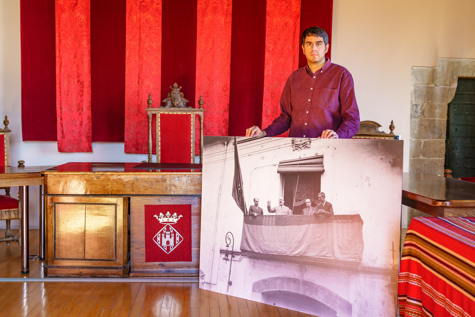 Ramsés Ripollés, actual alcalde de Morella, mostra la fotografia que es pot vore a l’Ajuntament de la localitat, en què Sangüesa està en el balcó, vestit amb la bandera republicana