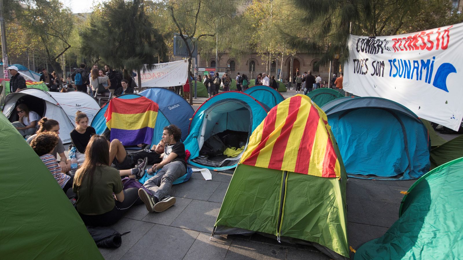 Desenes de joves acampen de manera indefinida a la plaça Universitat
