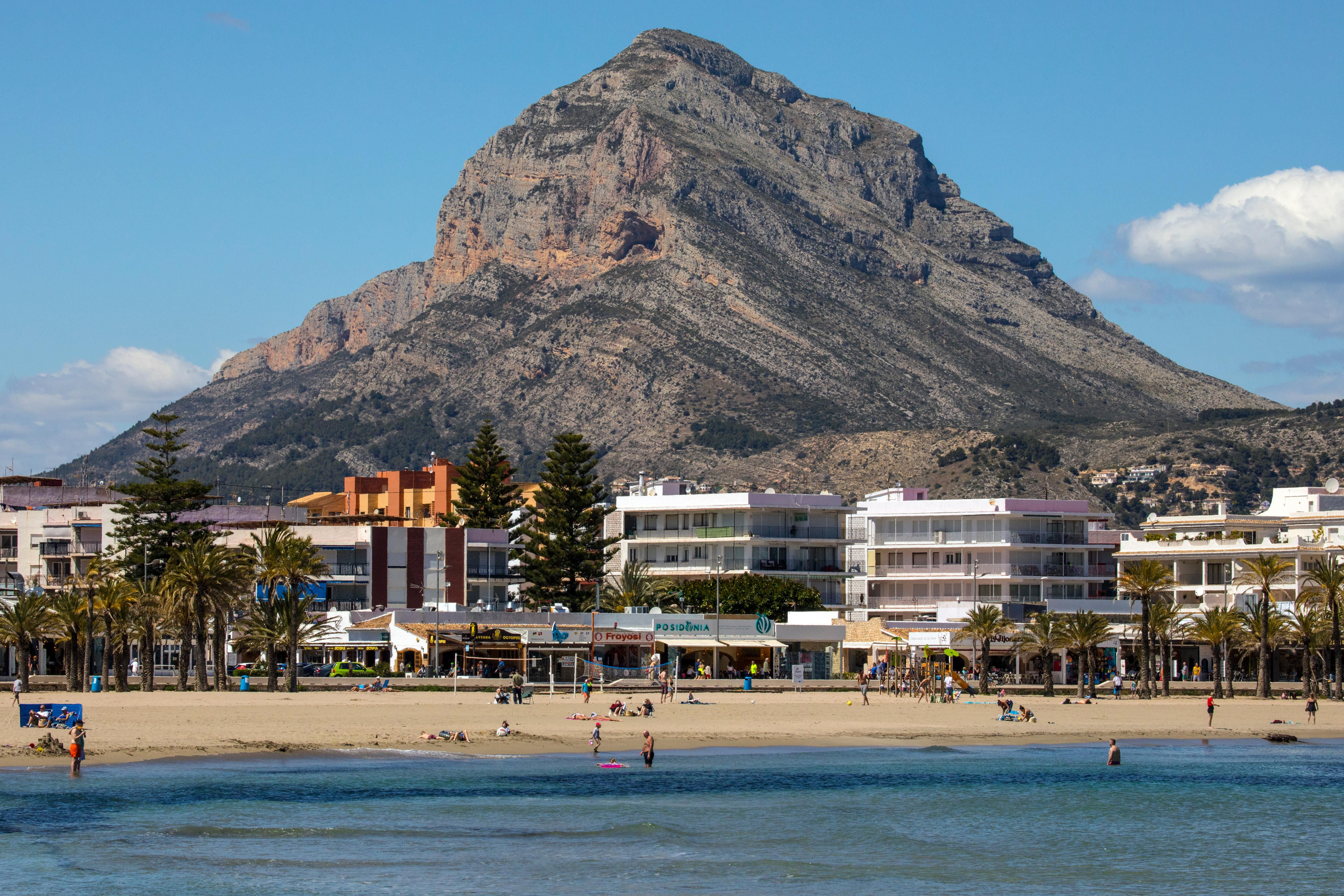 Xàbia, vista de la platja de l'arenal des del mar