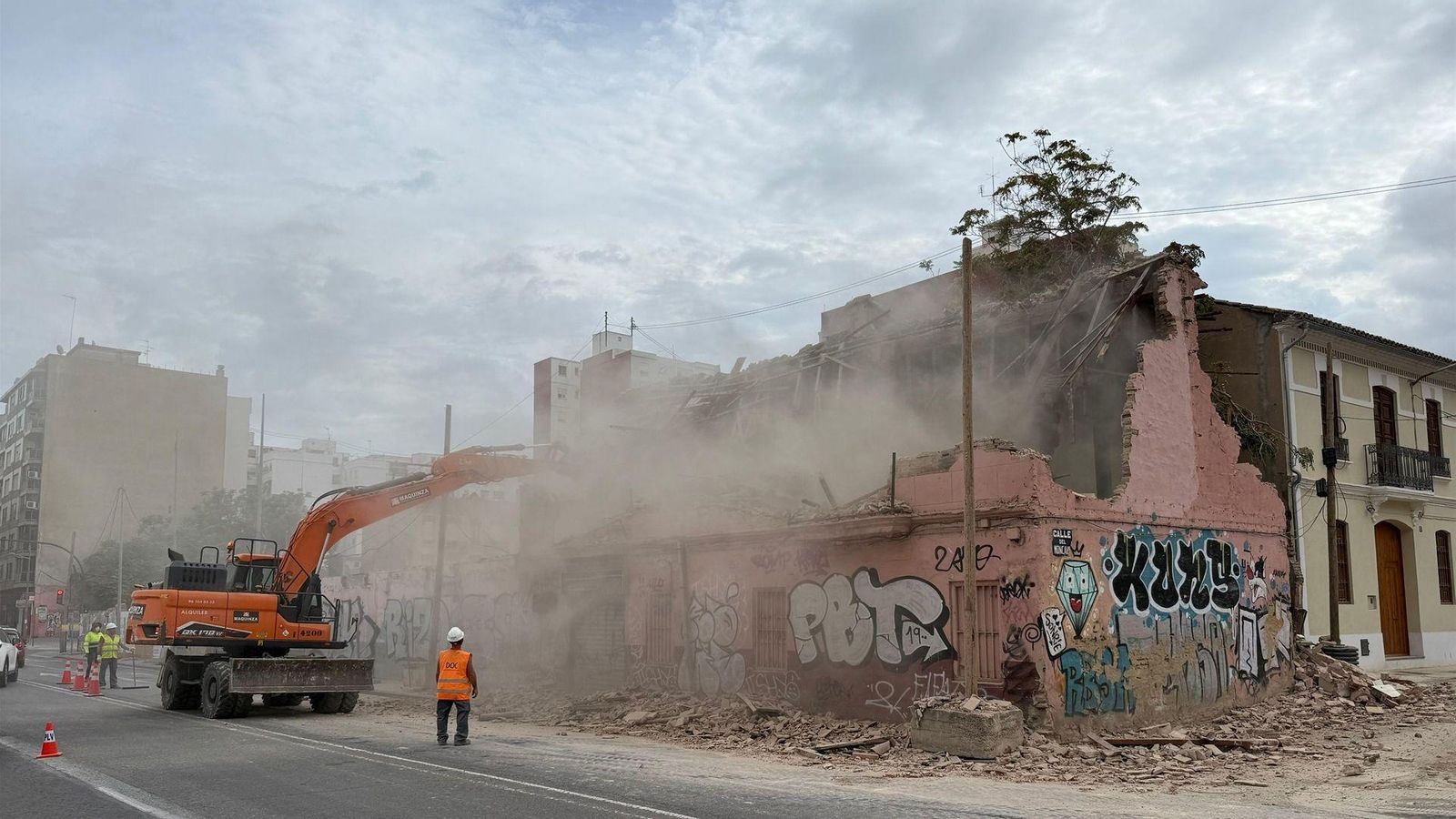 Les obres de demolició al carrer de Sant Vicent Màrtir de València L'Ajuntament de València derroca vàries vivendes carrer Sant Vicent
