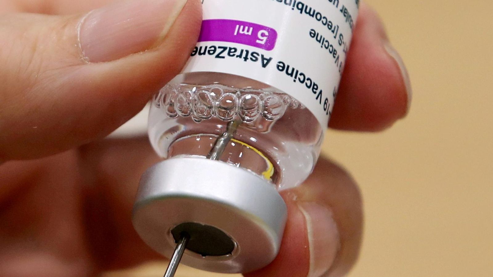 Un sanitari prepara una dosi amb un vial de la vacuna d'AstraZeneca
