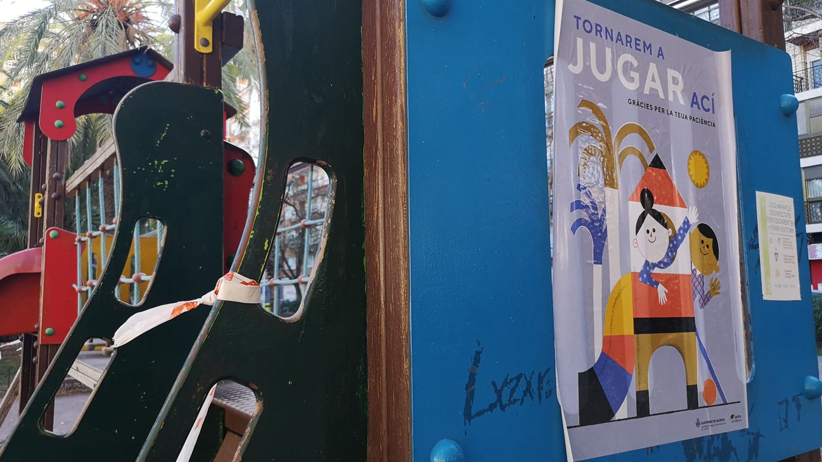 Un dels cartells il·lustra el parc infantil de la plaça Horticultor Corset de València
