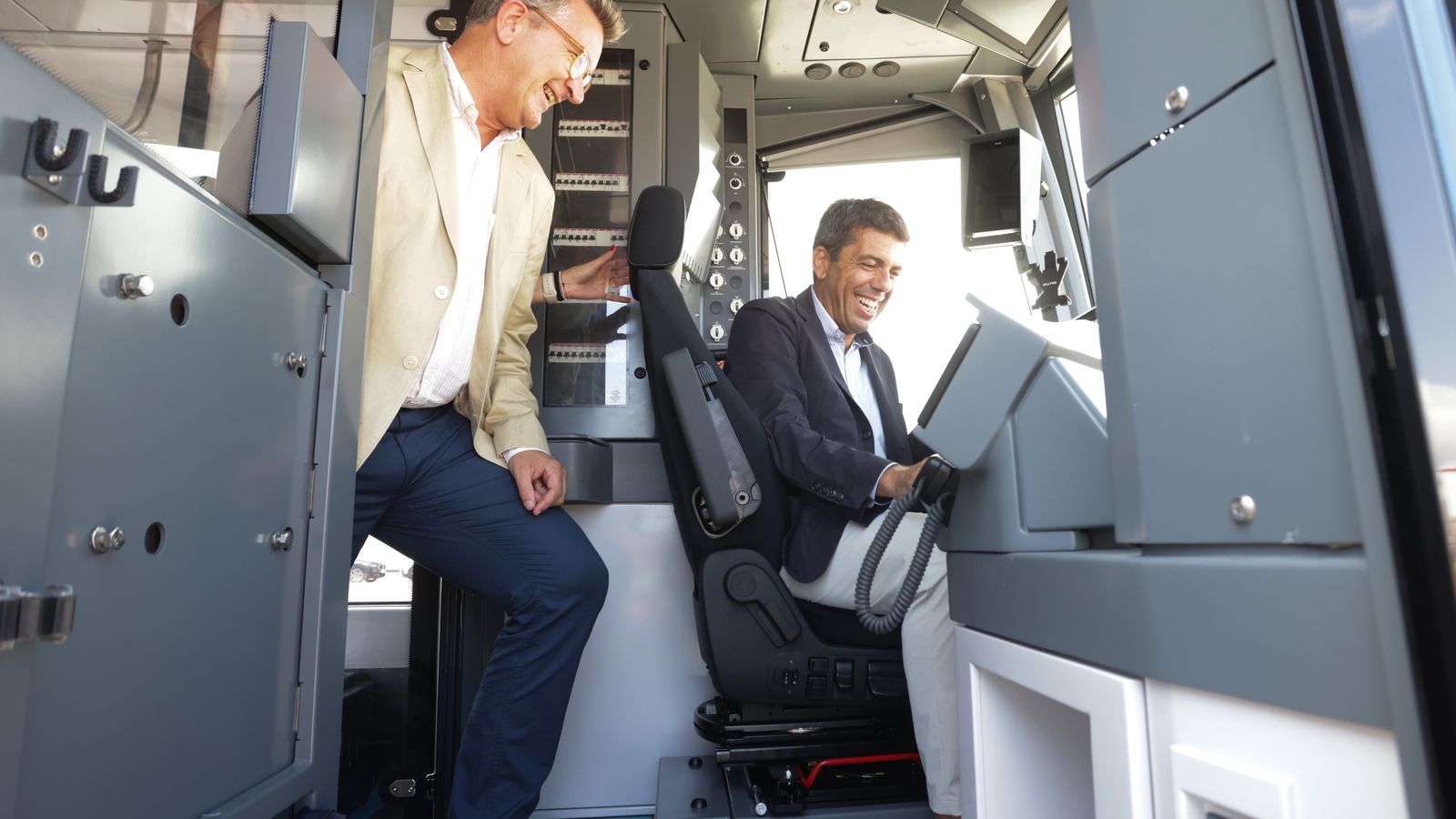 El president de la Generalitat, Carlos Mazón, durant la seua visita a la planta d'Stadler