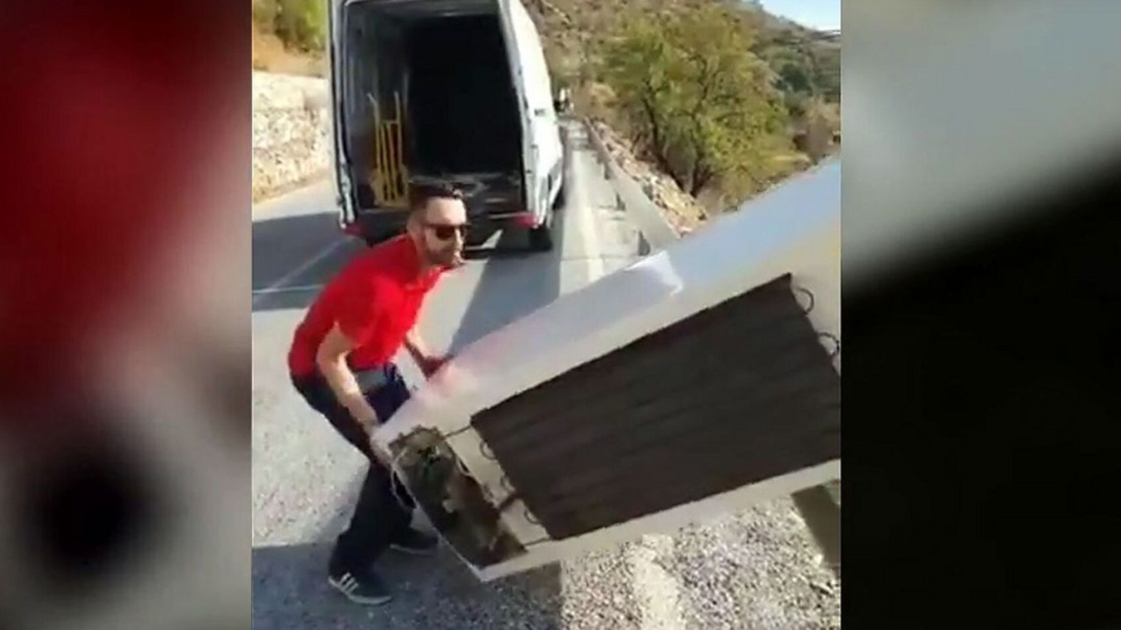 En el vídeo publicat en xarxes socials s'observa com l'operari de residus llança una nevera per un barranc.
