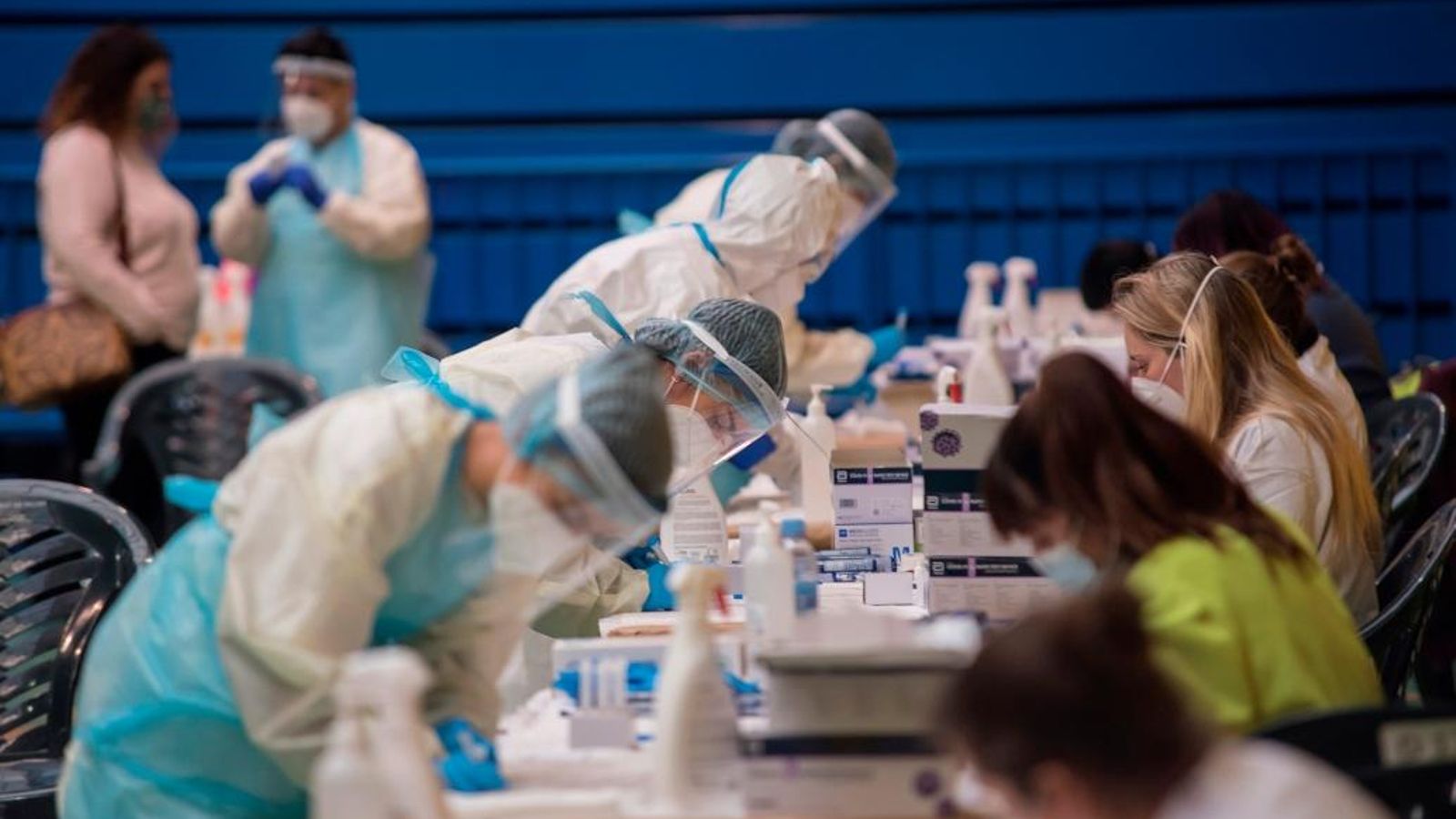 Sanitaris treballen durant el garbellat organitzat per la Conselleria de Salut en el barri del Rafal Nou de Palma, aquest dilluns.