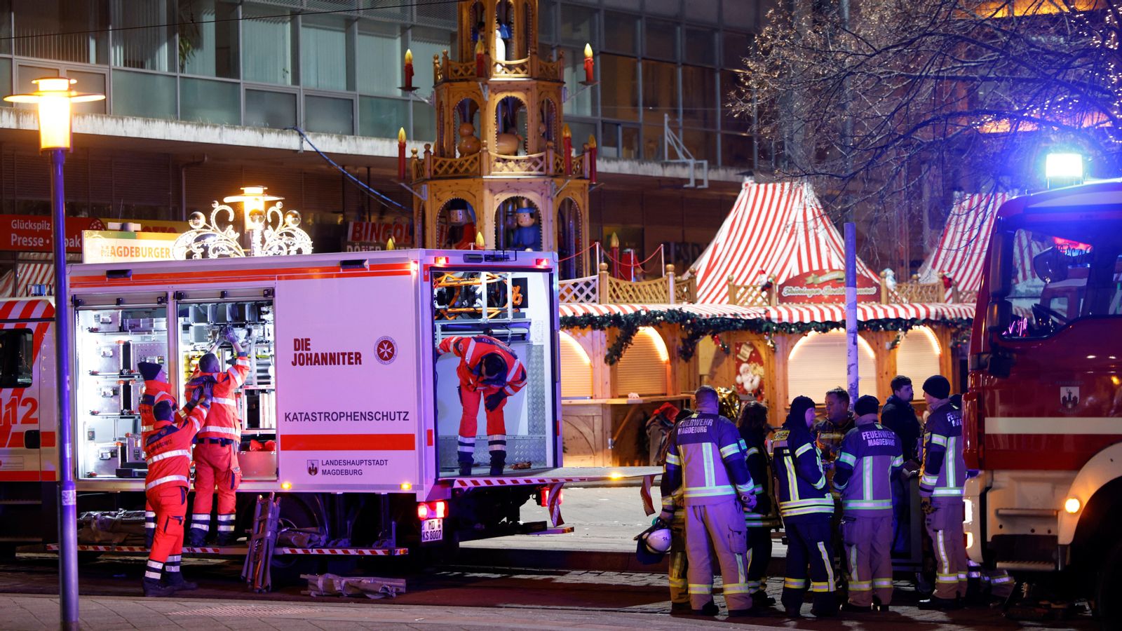 Serveis sanitaris al mercadet de Nadal en què s'ha produït l'atropellament massiu