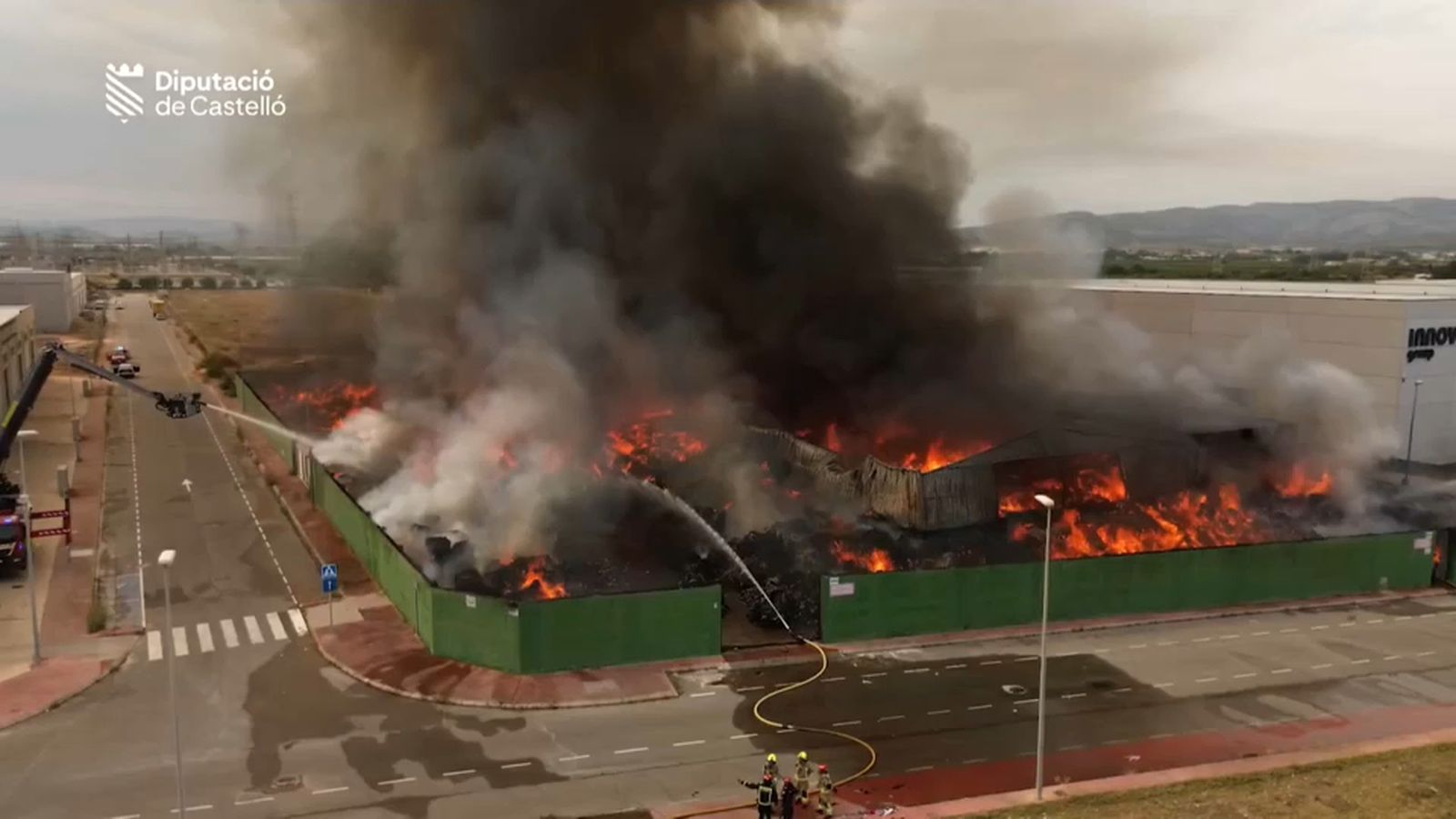 Un virulent incendi devora un desballestador tèxtil abandonat a Almassora