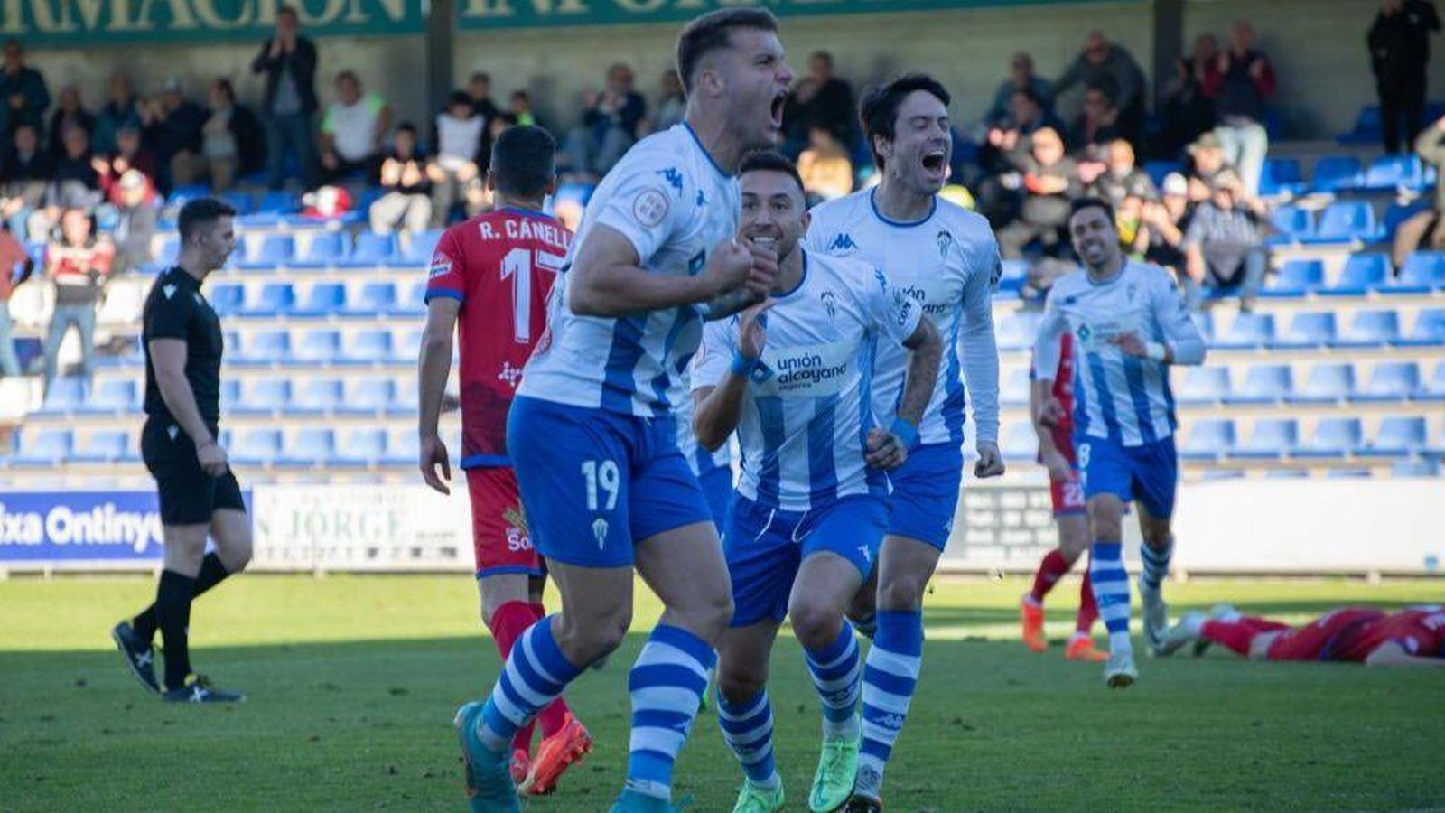 Raúl Alcaina celebra el gol