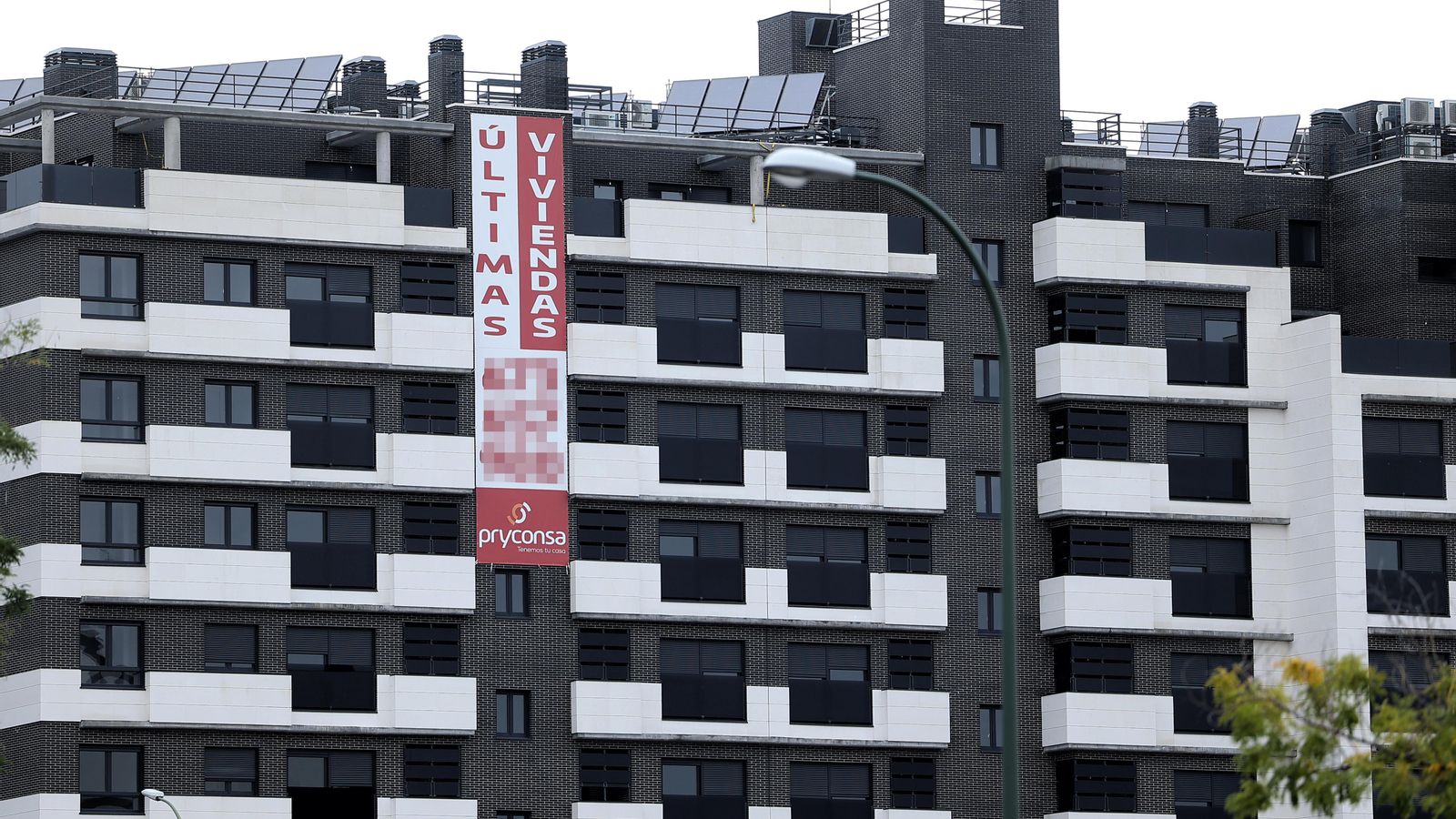 Bloc de pisos nous en venda en una imatge d'arxiu