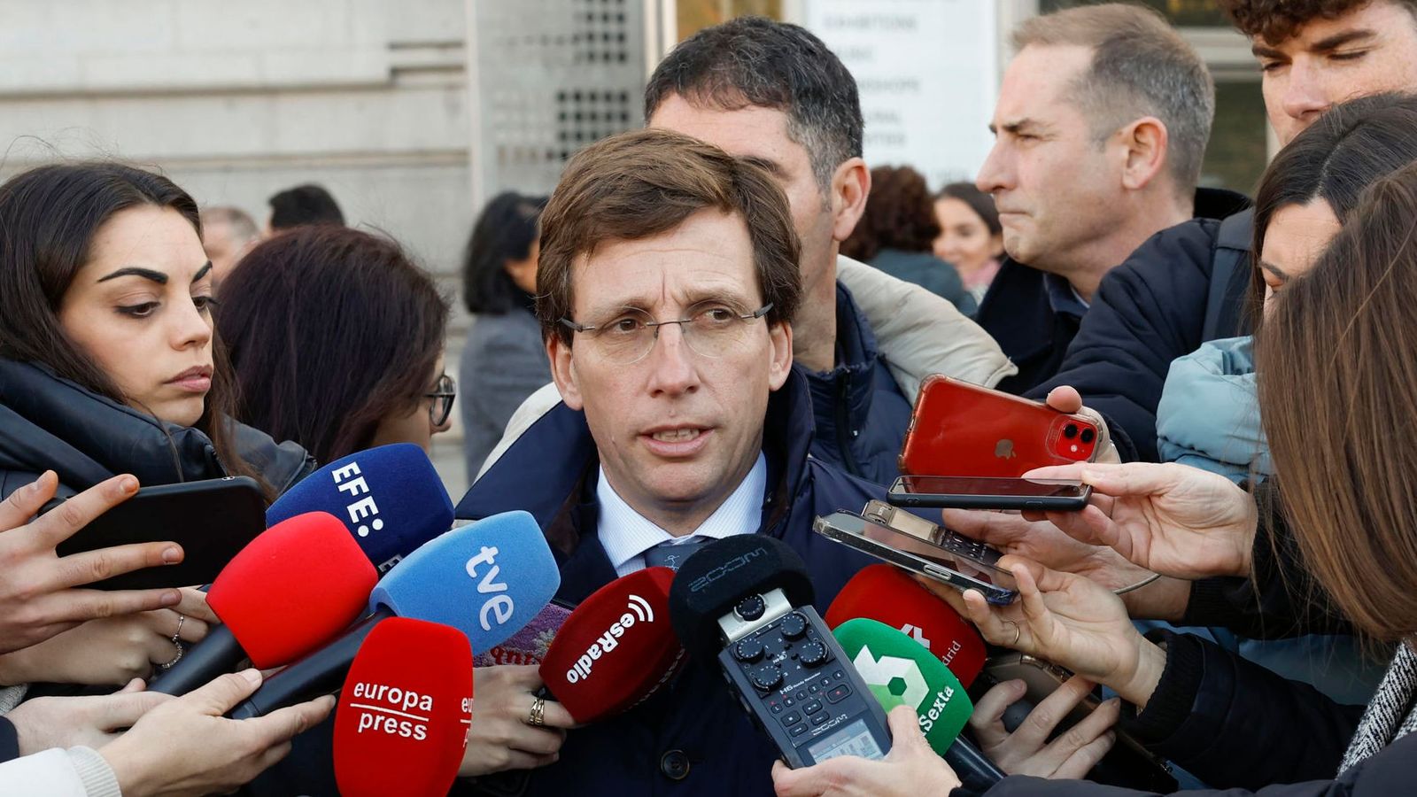 Almeida atén els mitjans de comunicació a a les portes de l'Ajuntament de Madrid