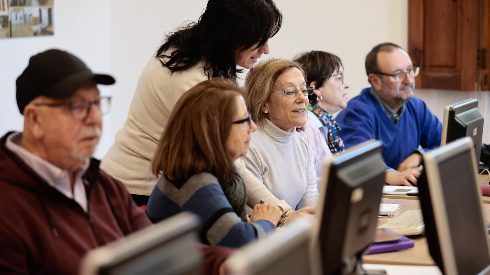 Un grup d'alumnes treballa en un curs de la Universitat Popular de València
