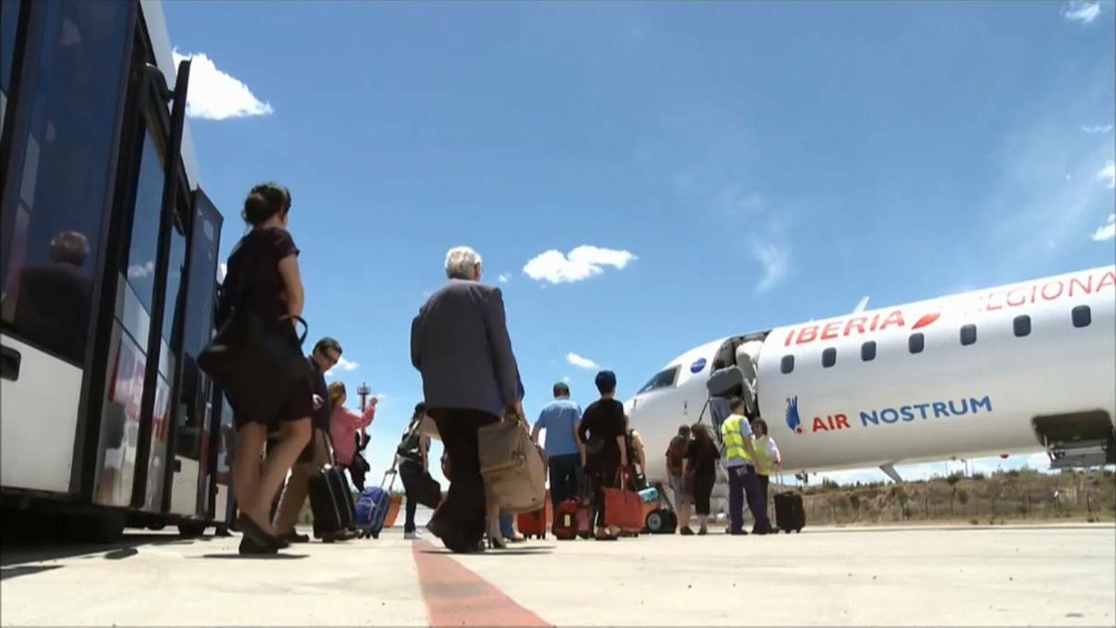 Un grup de passatgers puja a l'avió, en una imatge d'arxiu