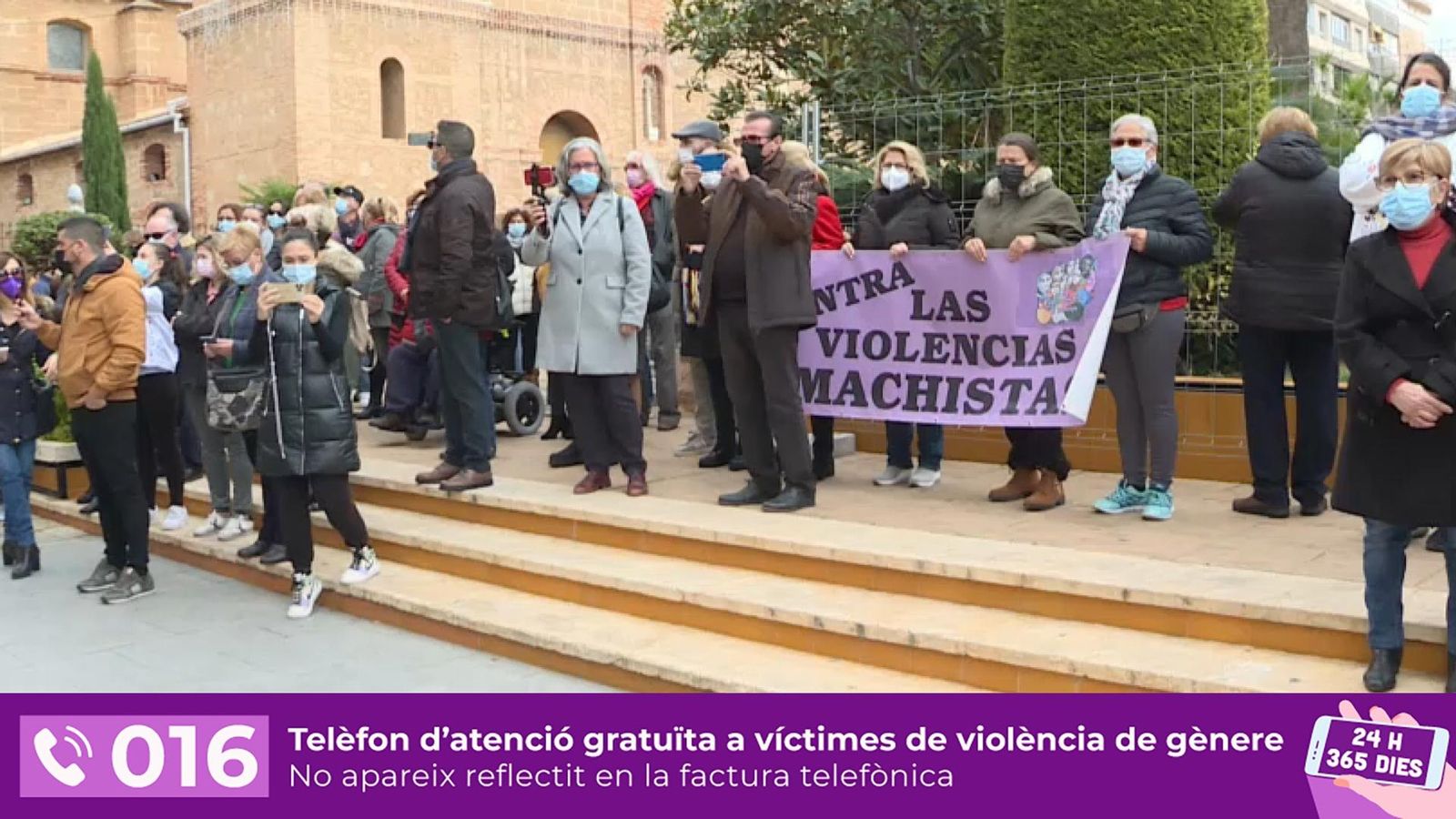 Un moment del minut de silenci en protesta contra l'assassinat d'una dona a Torrevella