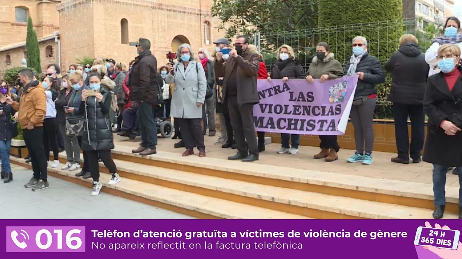 Un moment del minut de silenci en protesta contra l'assassinat d'una dona a Torrevella Un moment del minut de silenci en protesta contra l'assassinat d'una dona a Torrevella