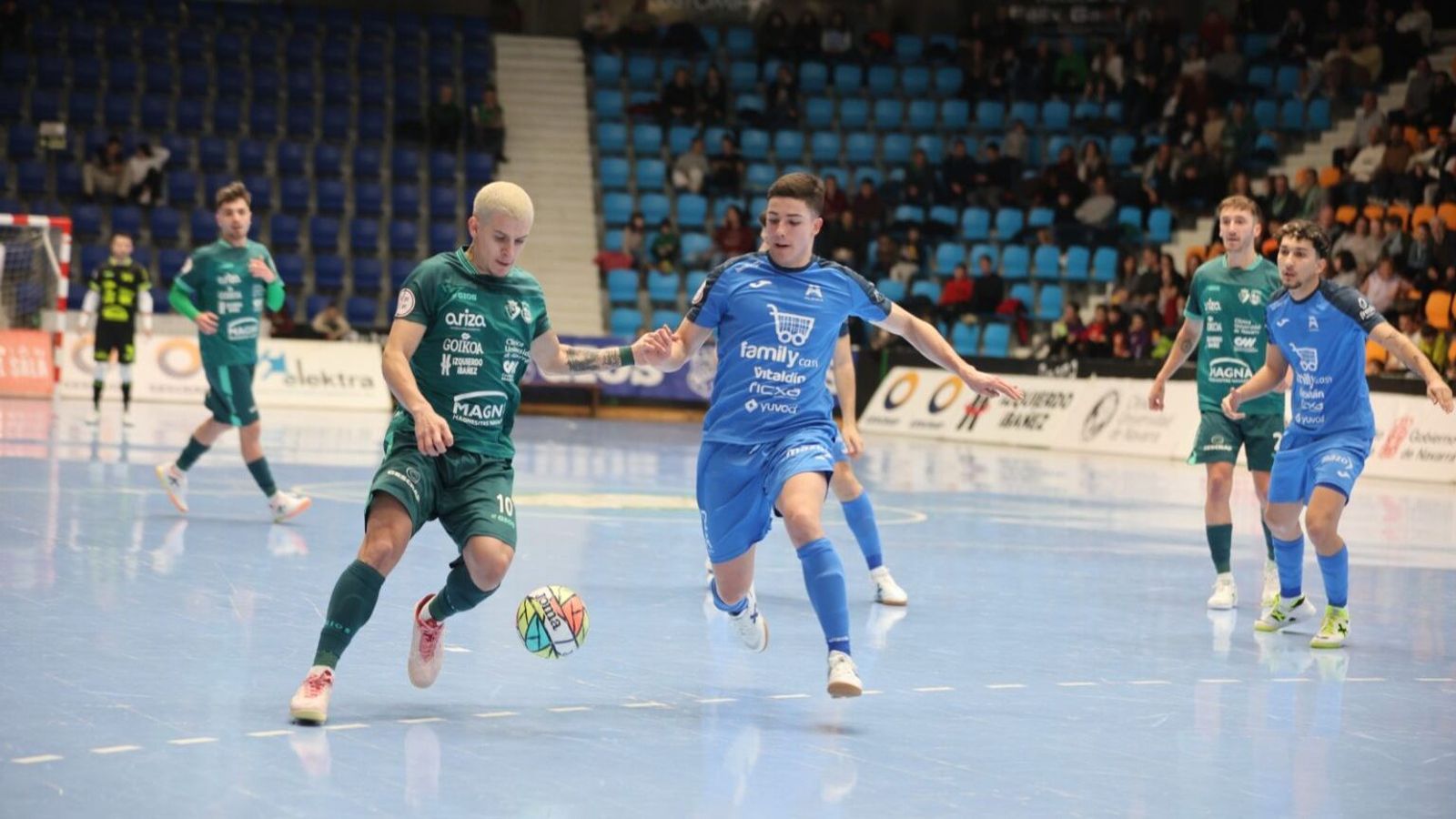 Un jugador del Xota i un de l'Alzira pugnen per una pilota