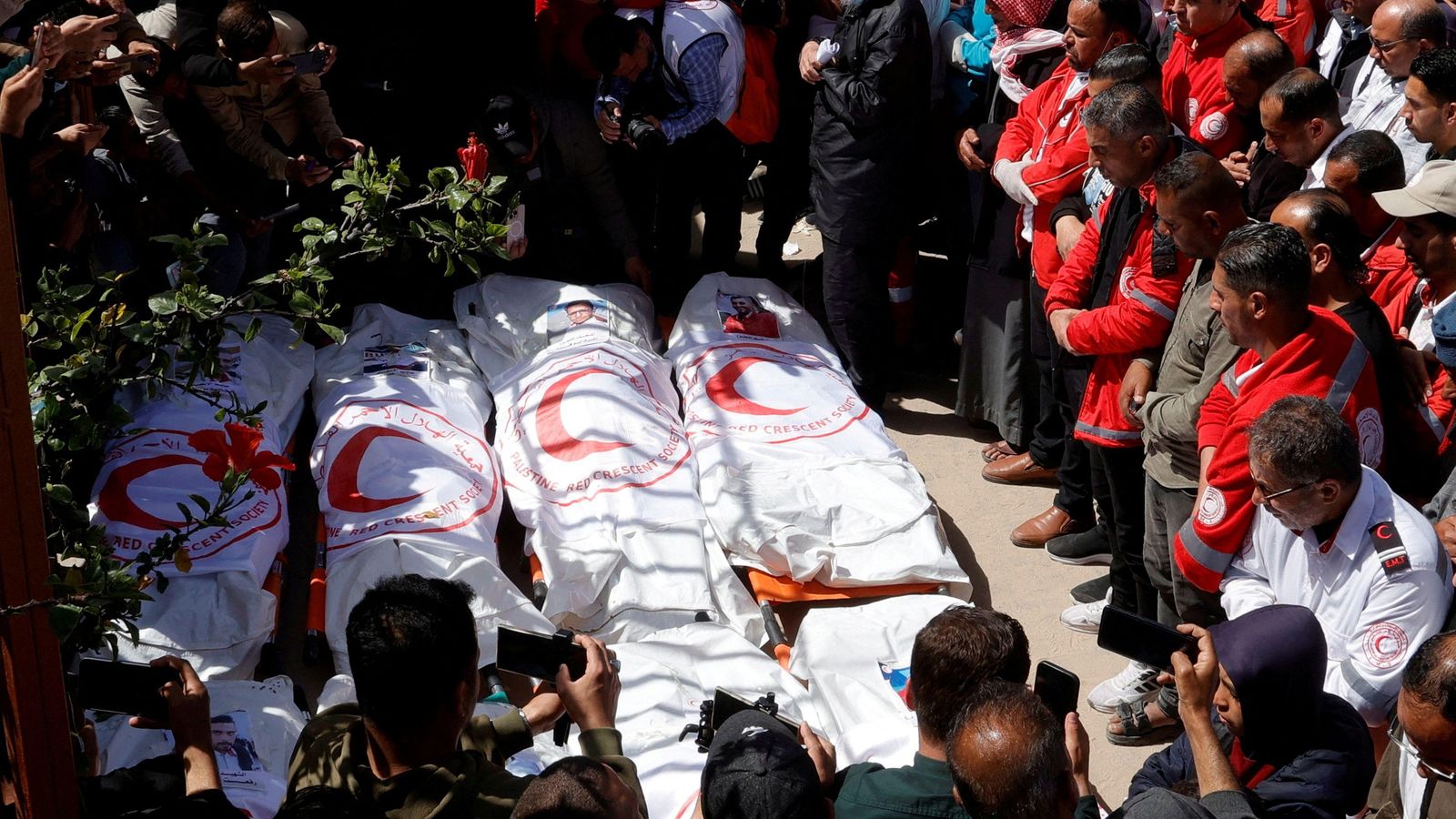 Palestins ploren els paramèdics morts pel foc israelià Palestins ploren els paramèdics morts pel foc israelià