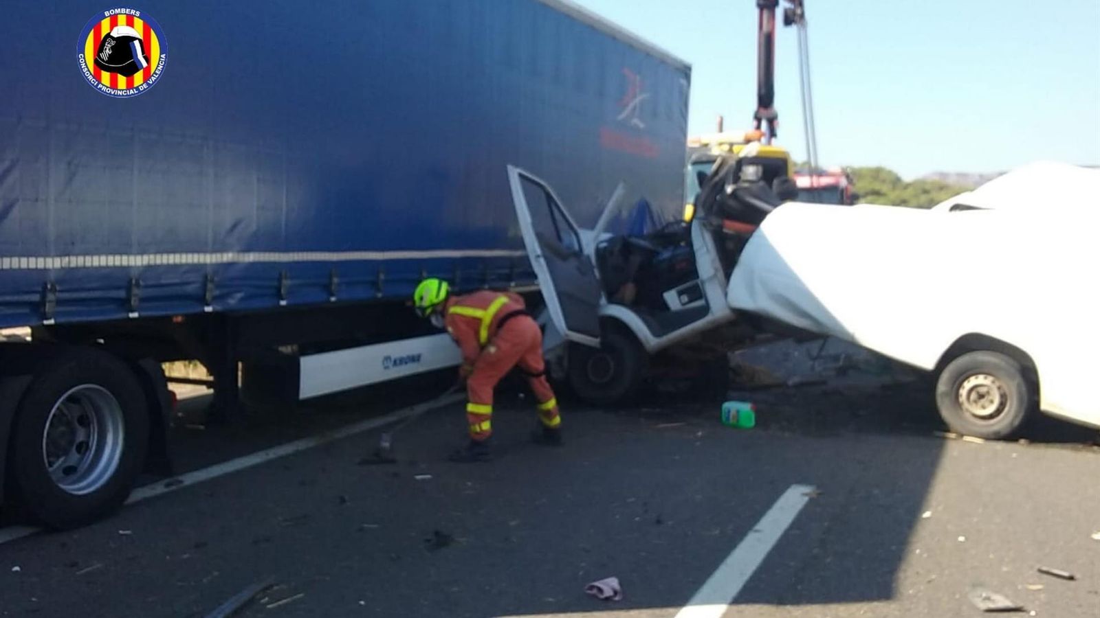 El Consorci Provincial de Bombers de València intervé en un accident en l'A- 7 a l'altura de Sagunt