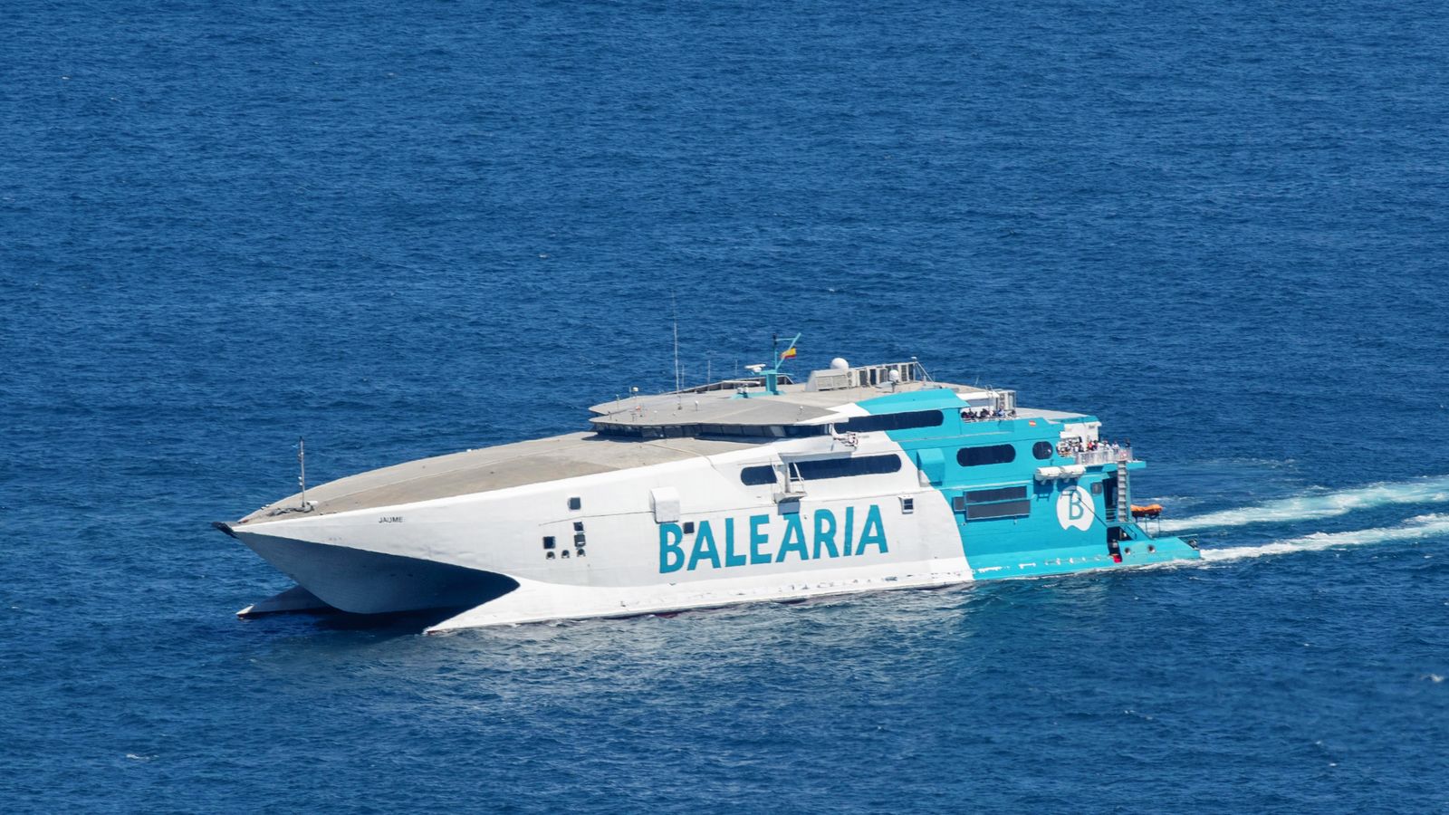 El fast ferri Jaume I de Baleria entre Dénia i Eivissa