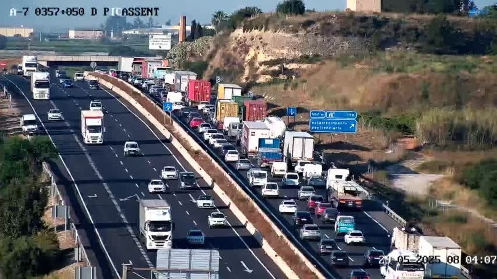 Cua quilomètrica que ha ocasionat l'accident que s'ha produït en l'A-7, a l'altura de Picassent, en direcció a Alacant poc després de les huit