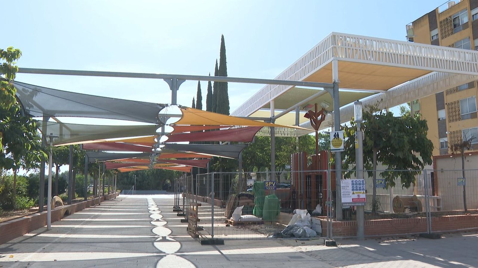 Tendals que s'estan instal·lant als parcs de Picanya