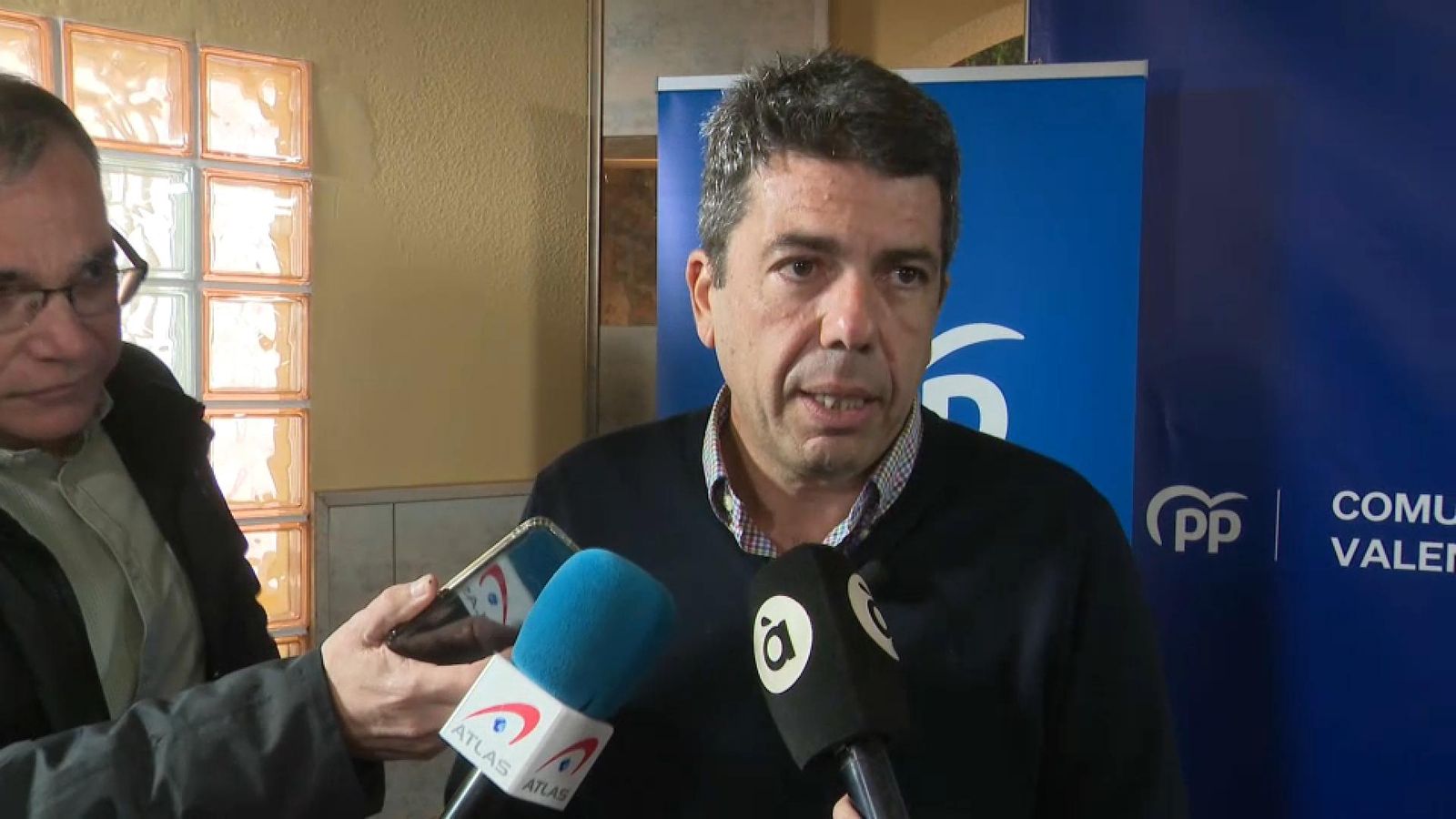 Mazón, durant les declaracions als mitjans de comunicació Mazón durant les declaracions a Tavernes de la Valldigna (Safor)