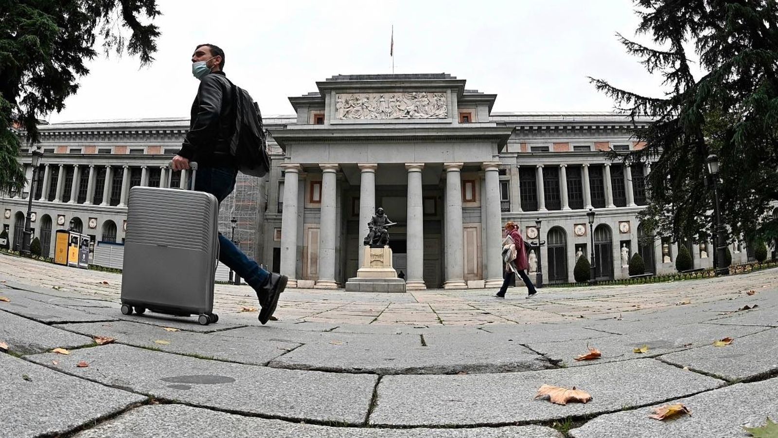 Un turista passa per davant del Museu del Prado aquest dijous