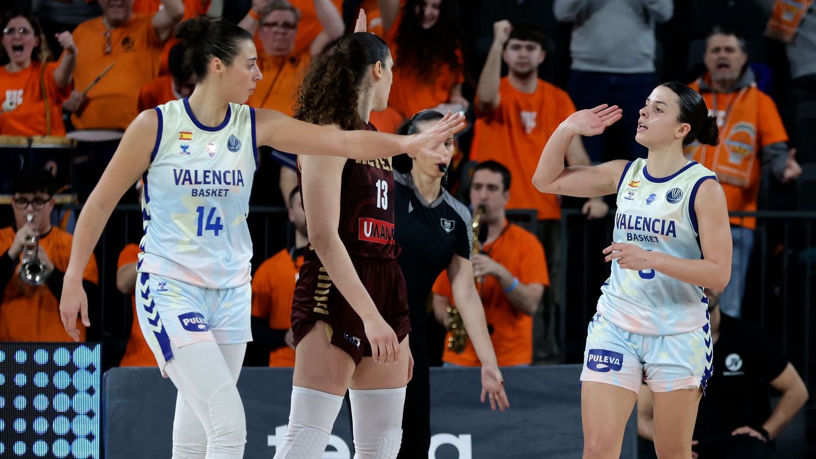 Raquel Carrera i Elena Buenavida celebren una acció