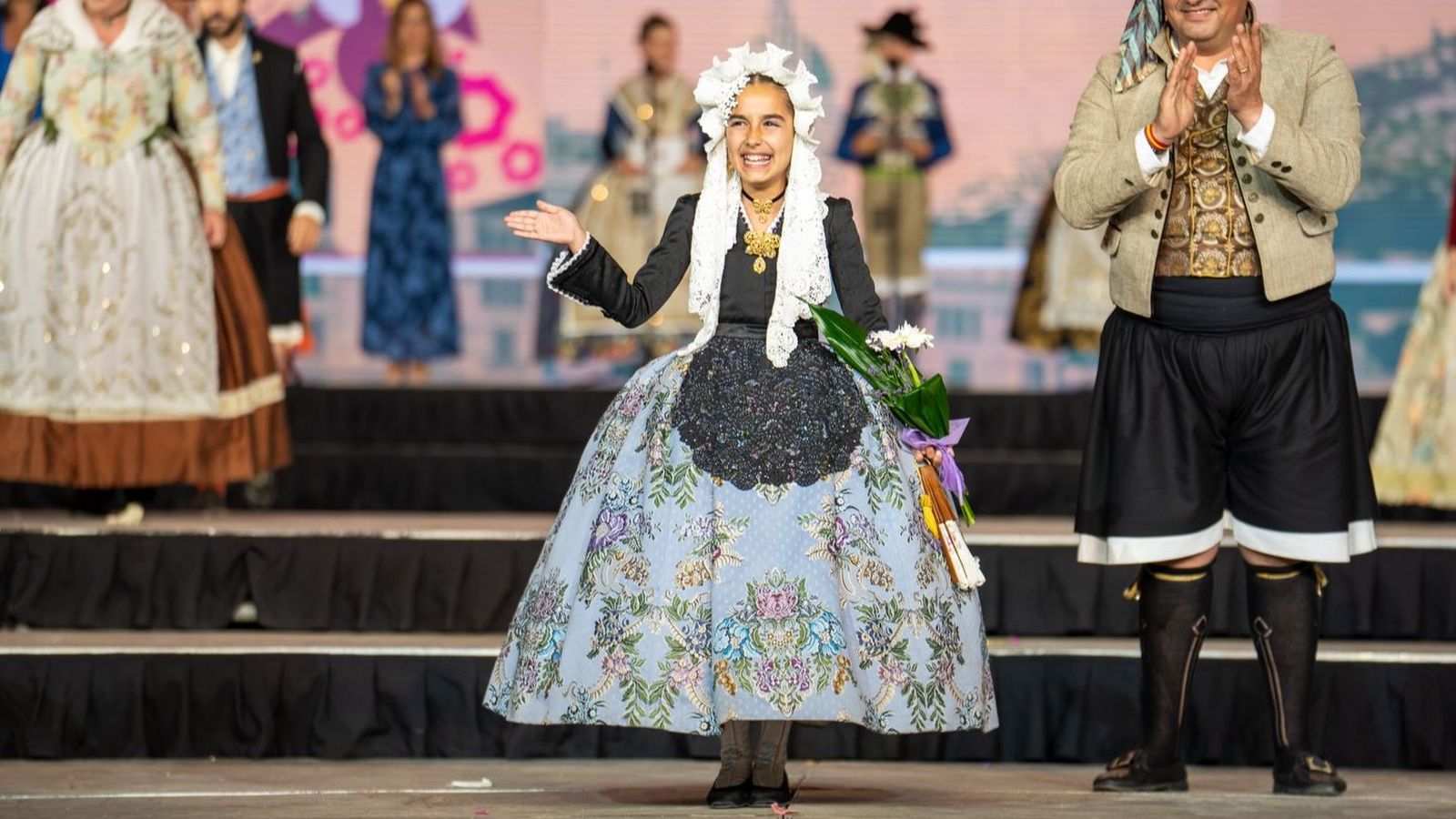 Leire Arellano Ruiz saluda a la comunitat foguerera a la plaça de bous després de ser elegida bellea del foc