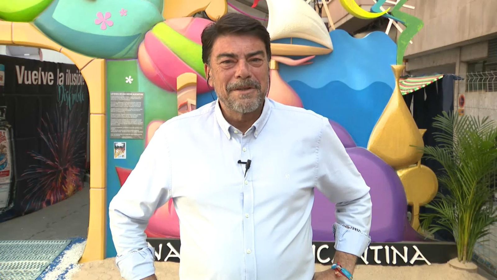 Barcala, durant la seua intervenció en 'Les notícies del matí', davant la barraca Els Joanos