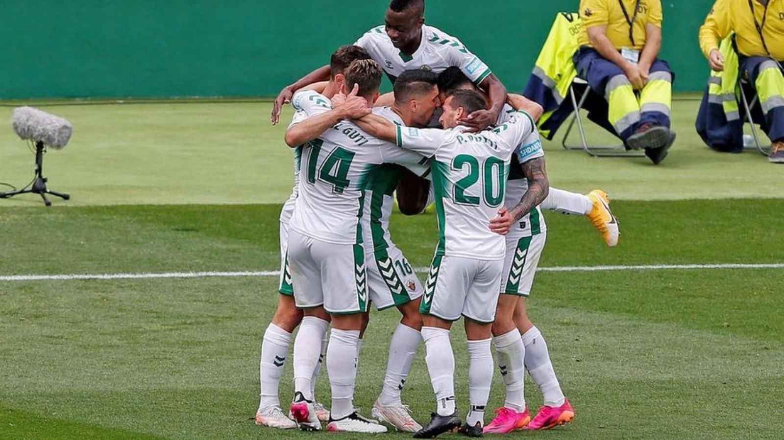 Els jugadors de l'Elx celebren el gol en Esports À Punt