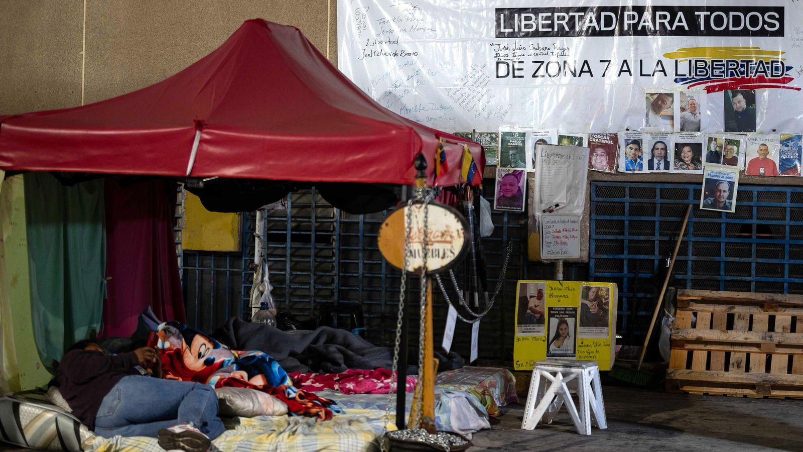 Familiars esperen la llibertat dels presos polítics a Veneçuela enfront de la Zona 7 de Caracas