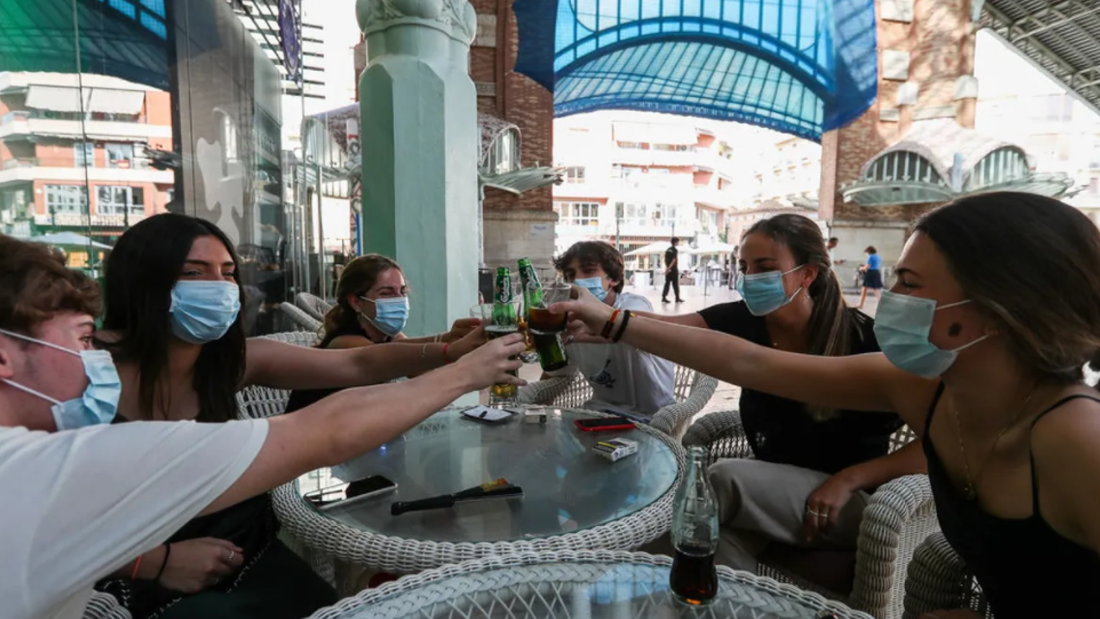 Joves en un bar del Mercat de Colón de València, en una imatge d'arxiu