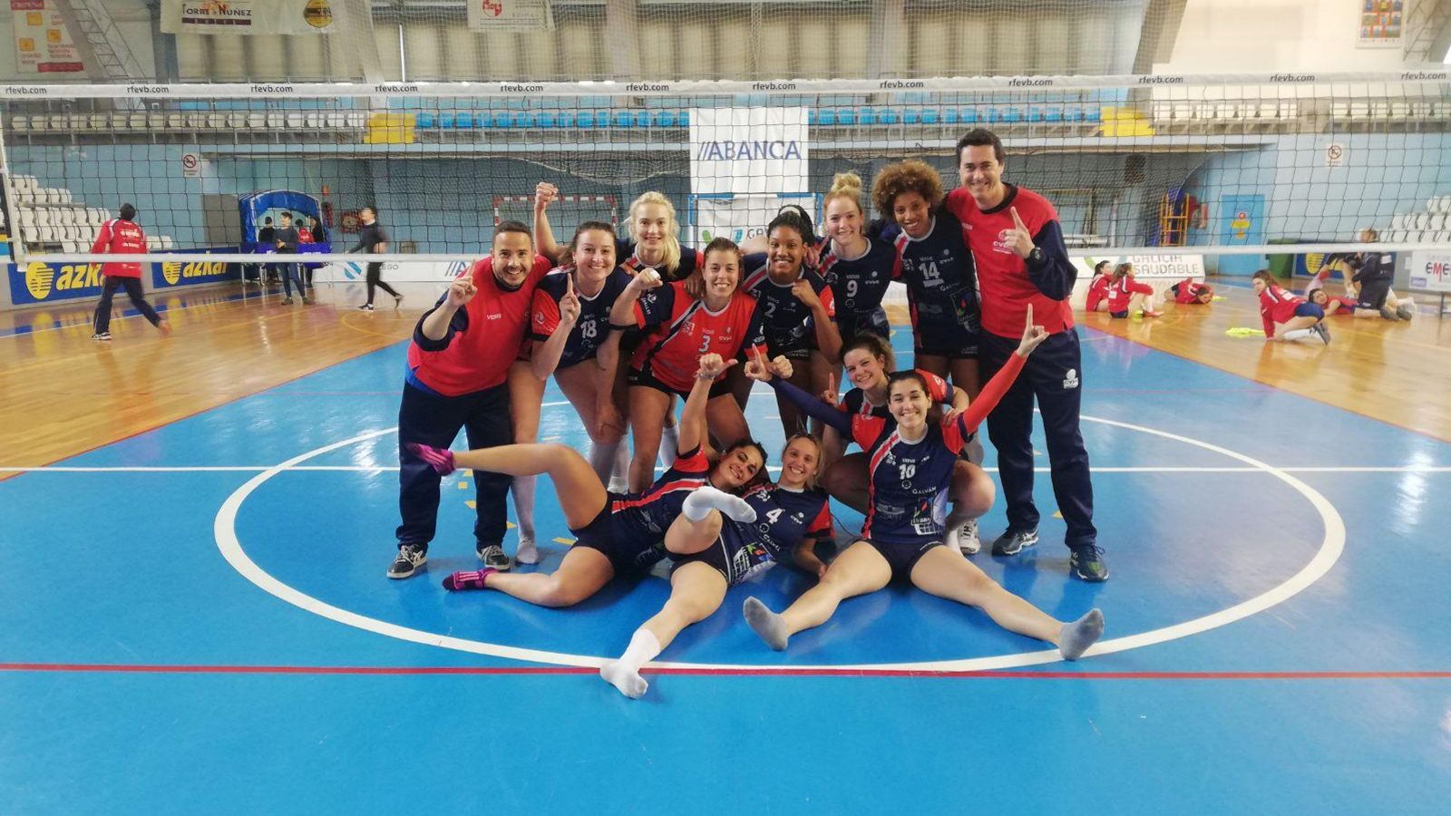 Les xiques de l'Elx Viziusport celebren la victòria