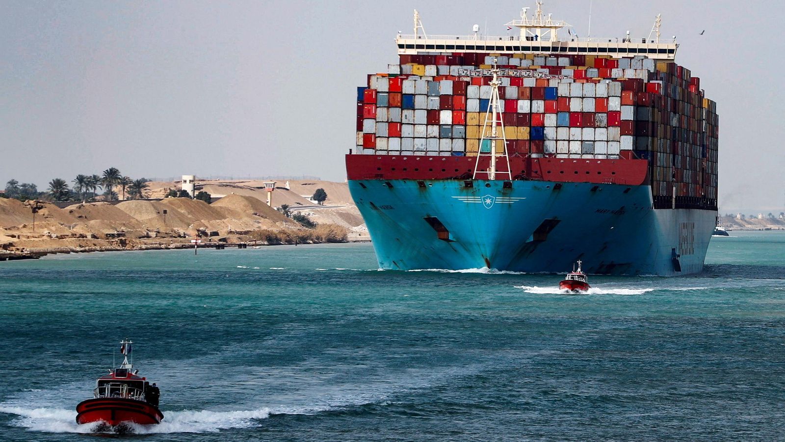 Imatge d'arxiu d'un carguer al Canal de Suez