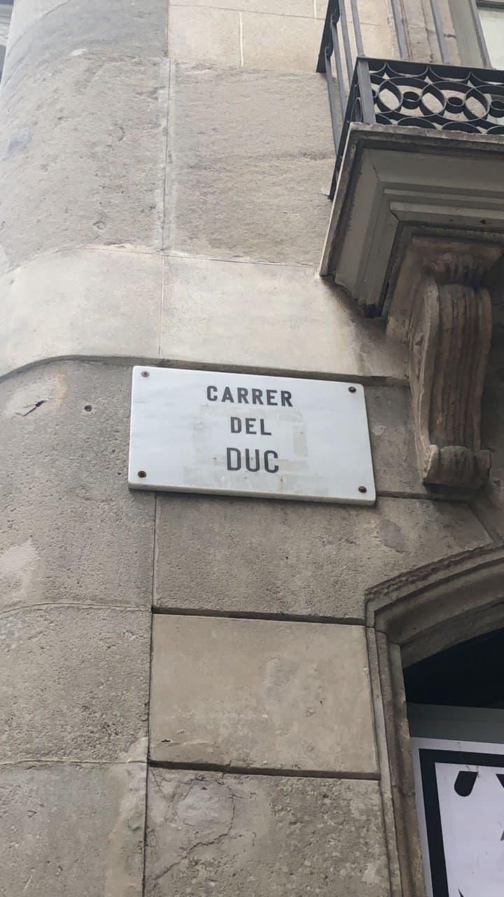 Hui és el Carrer del Duc de Barcelona; en 1937 estava dedicat a Casas Sala. Hui és el Carrer del Duc de Barcelona; en 1937 estava dedicat a Casas Sala.