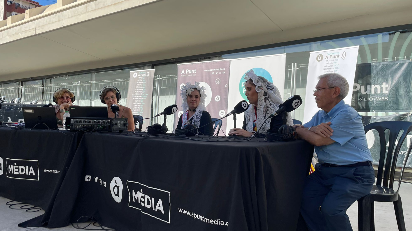 Les Belleses adulta i infantil de la Foguera Séneca-Autobusos Patricia Medina i Sofia Gómez i amb el president de la comissió, Josep Amand